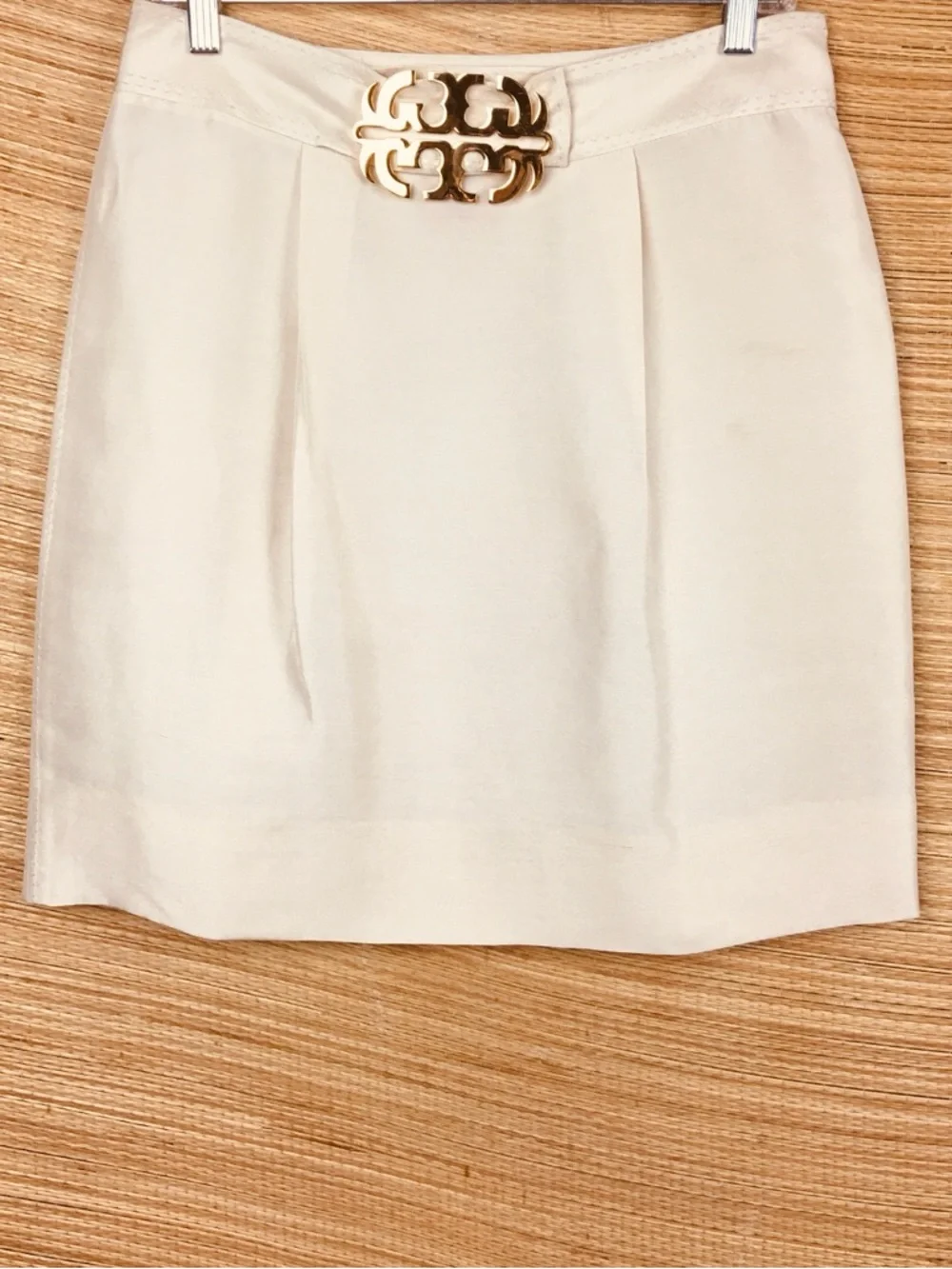 Tory Burch Cream 100% Silk Mini Skirt Gold Double T Logo Buckle Size 2